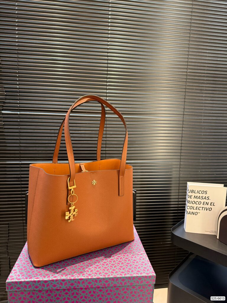 Tory Burch P160 Toryburch 33 26 6613 Tote Bag editorial product context 3