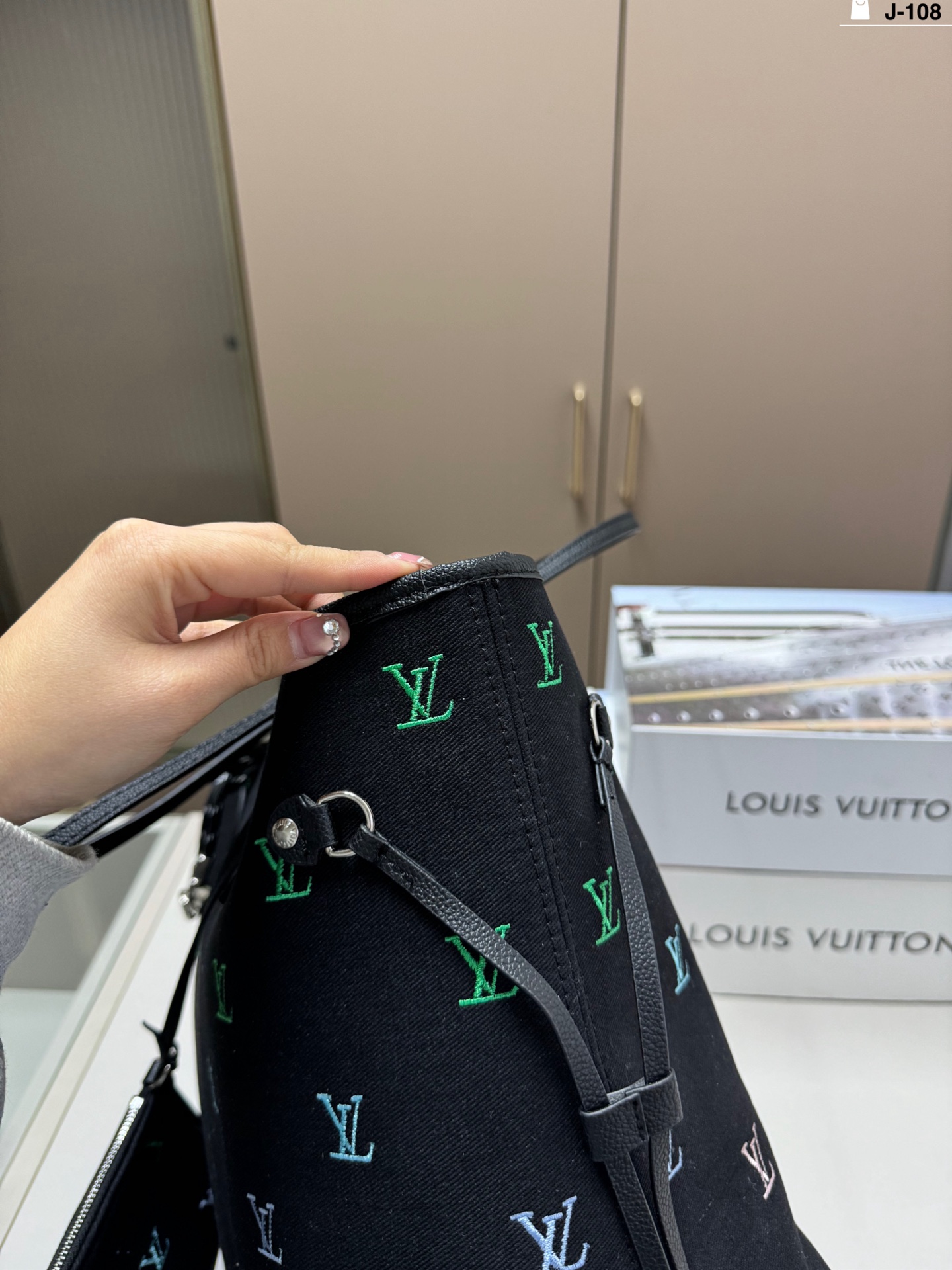 Louis Vuitton p205 J-108 33 29 Blason LV25SS Tote Bag