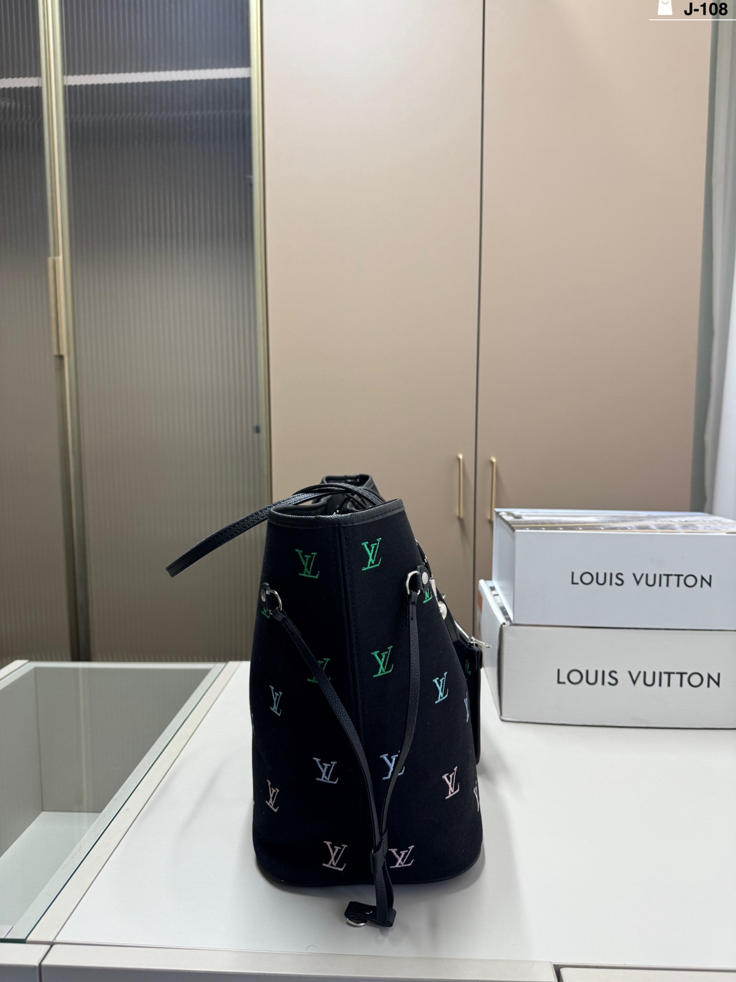 Louis Vuitton p205 J-108 33 29 Blason LV25SS Tote Bag