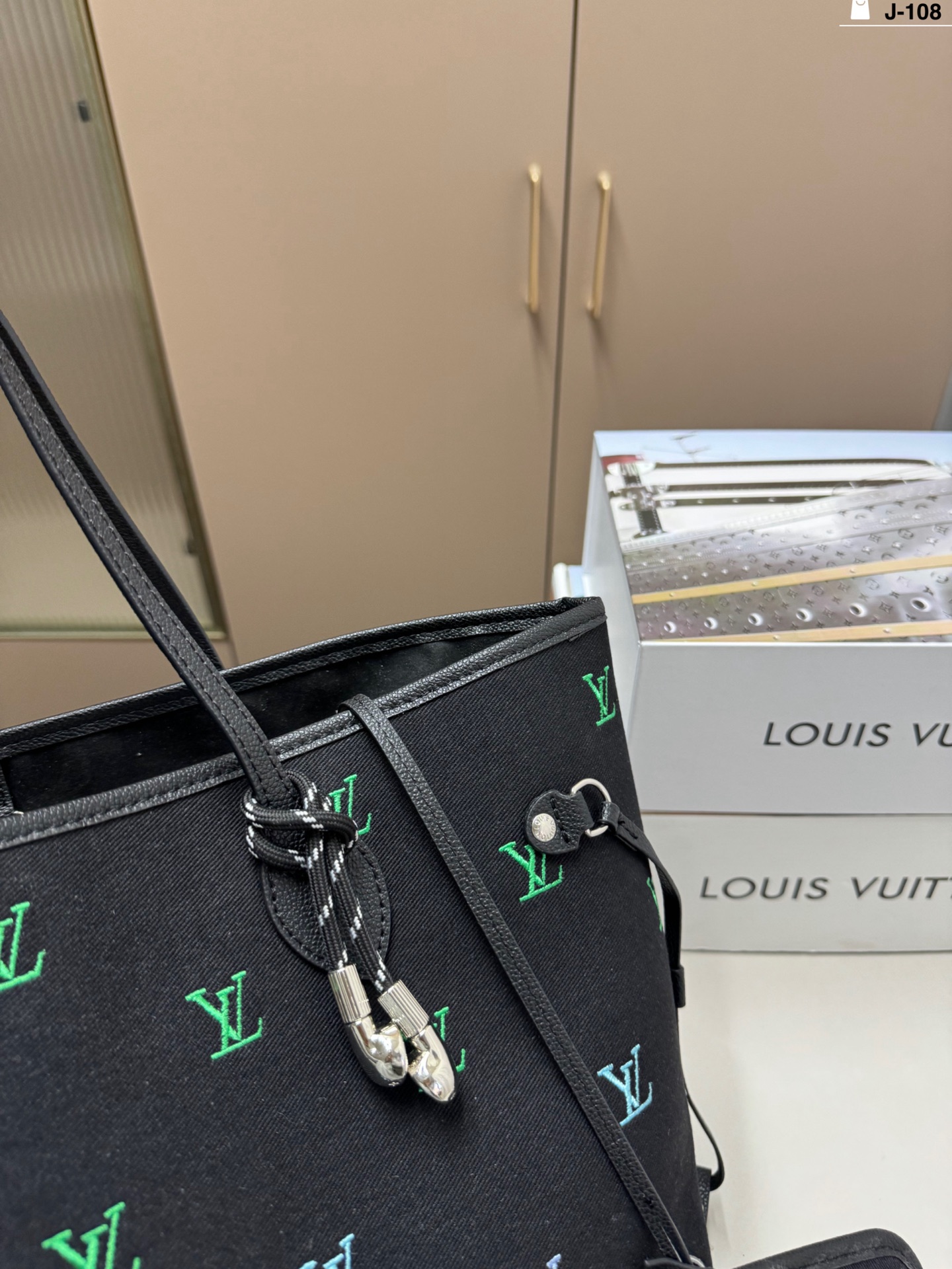 Louis Vuitton p205 J-108 33 29 Blason LV25SS Tote Bag