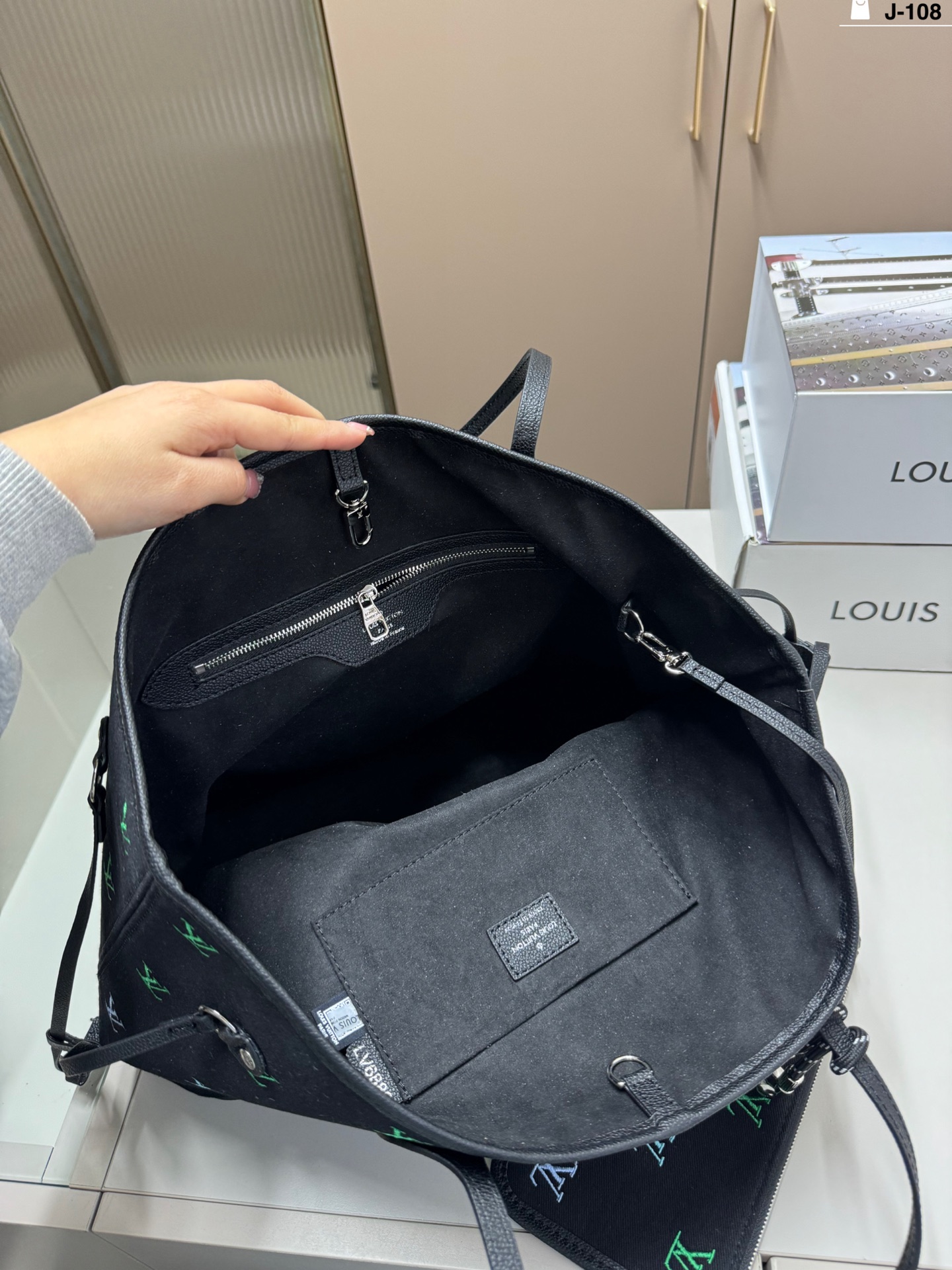 Louis Vuitton p205 J-108 33 29 Blason LV25SS Tote Bag