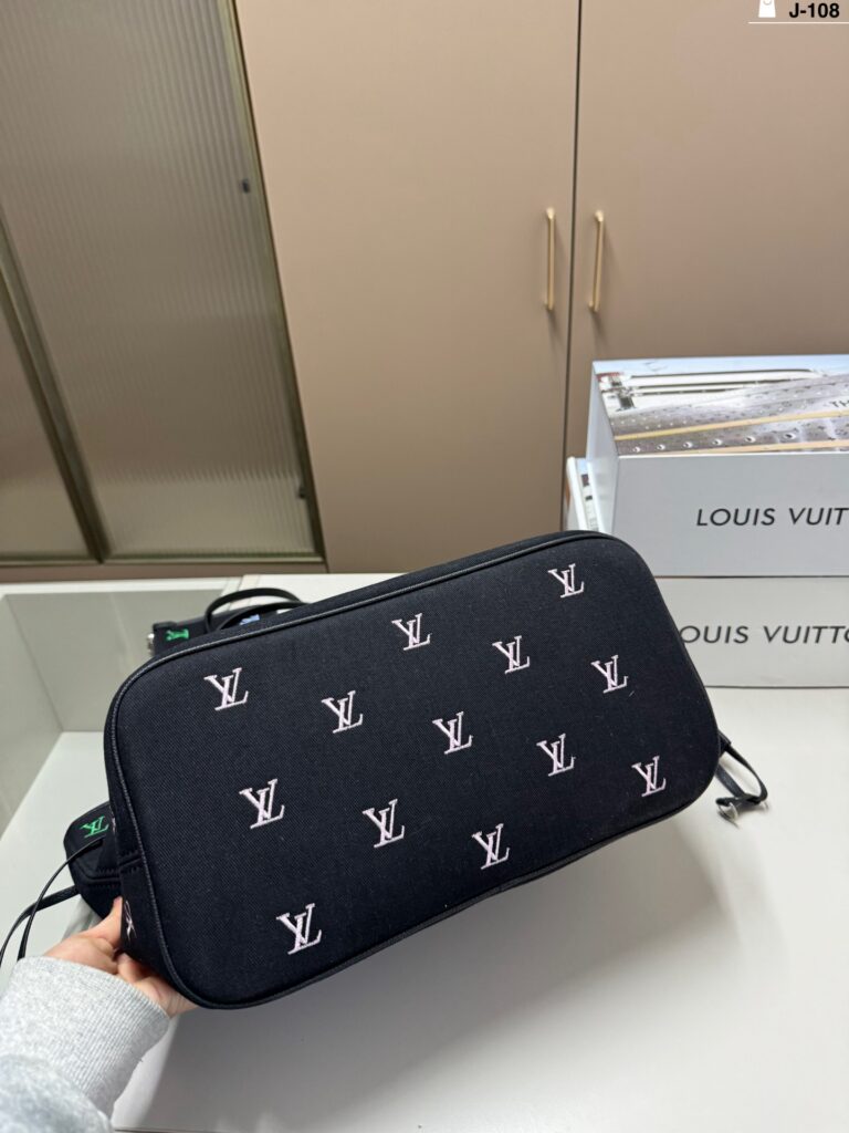 Louis Vuitton Blason Lv25ss Tote Bag 33 x 29 cm editorial product context 3