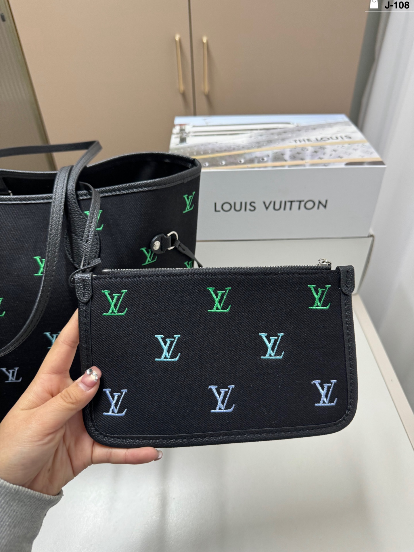 Louis Vuitton p205 J-108 33 29 Blason LV25SS Tote Bag