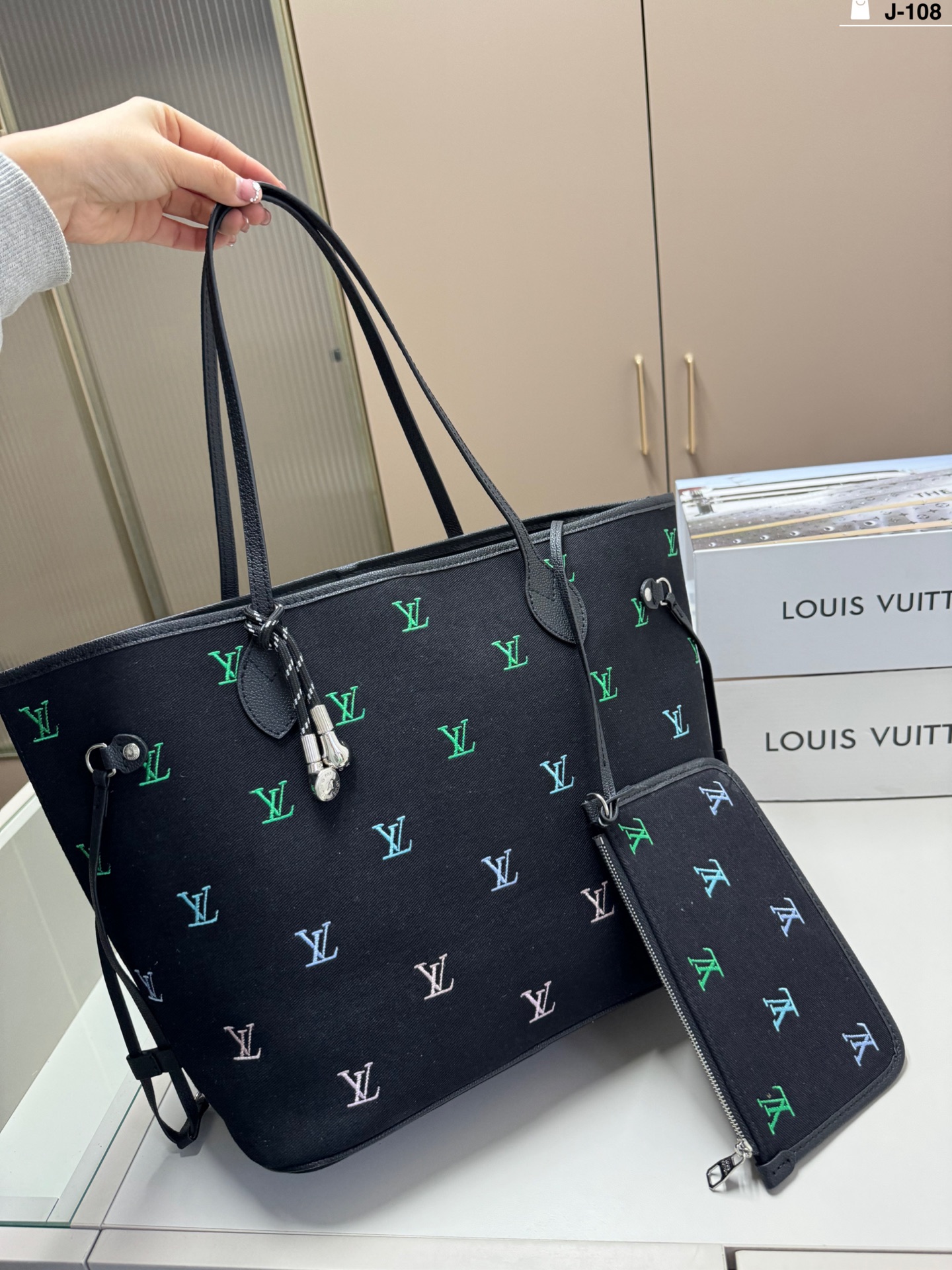 Louis Vuitton p205 J-108 33 29 Blason LV25SS Tote Bag