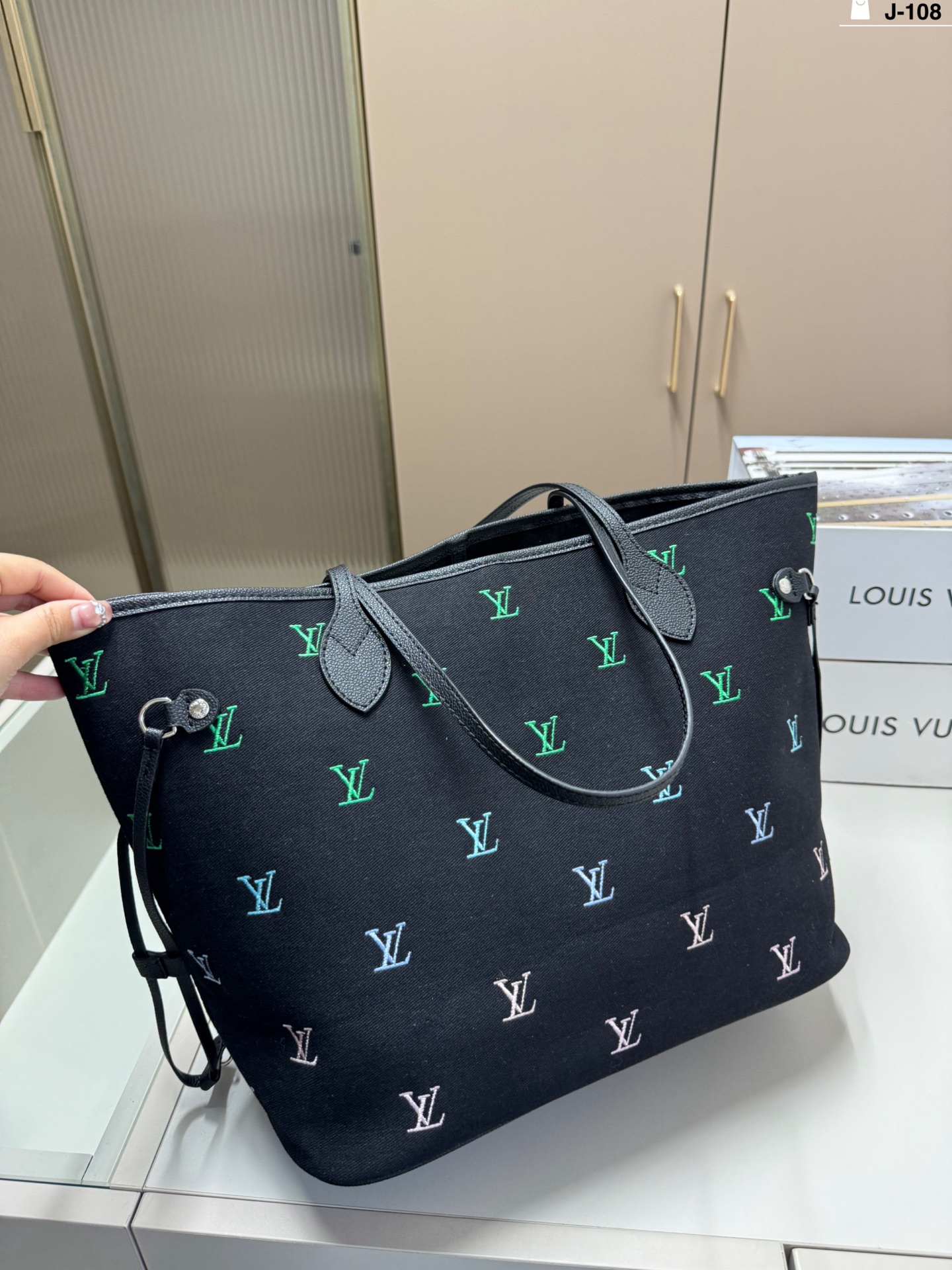 Louis Vuitton p205 J-108 33 29 Blason LV25SS Tote Bag