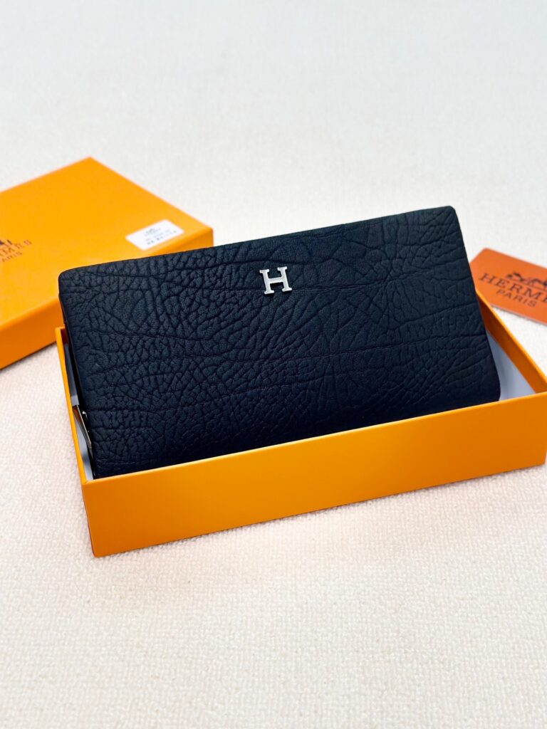 Hermes Black Leather Clutch 21 x 10 cm editorial product context 1