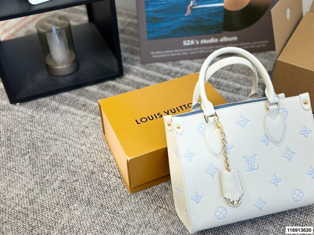 Louis Vuitton Onthego Vll Litton Logo Tote Bag 25 cm editorial product context 3