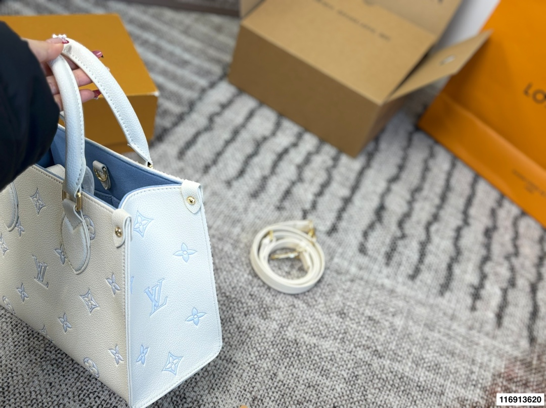 Louis Vuitton p165 Onthego VLL litton Logo Tote Bag
