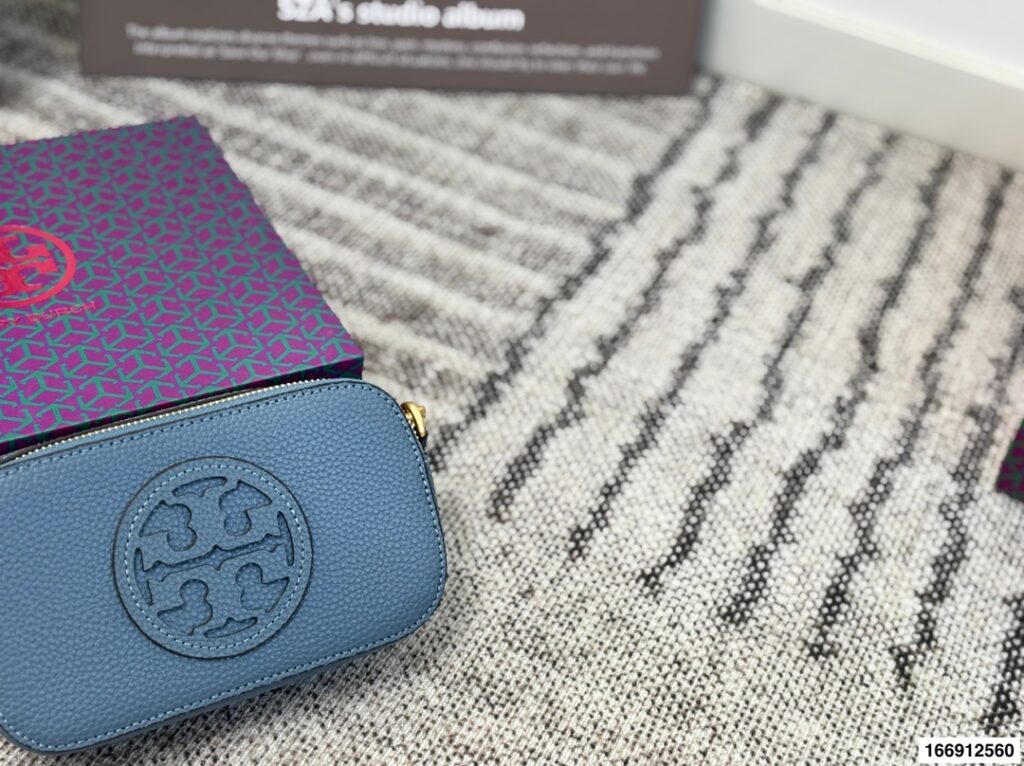 Tory Burch p155 19 11 Bag editorial product context 2