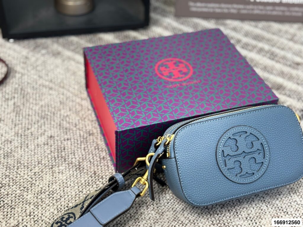 Tory Burch p155 19 11 Bag editorial product context 3
