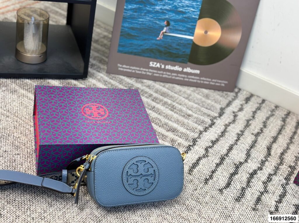 Tory Burch p155 19 11 Bag editorial product context 1