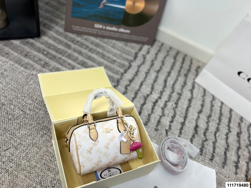 Coach Ss Mini Bag 18 x 12 cm editorial product context 2
