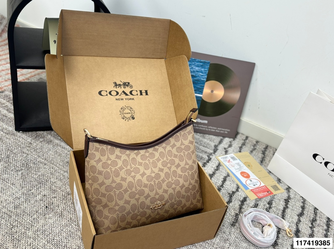 Coach P140 size 30 20 Laurel Bag