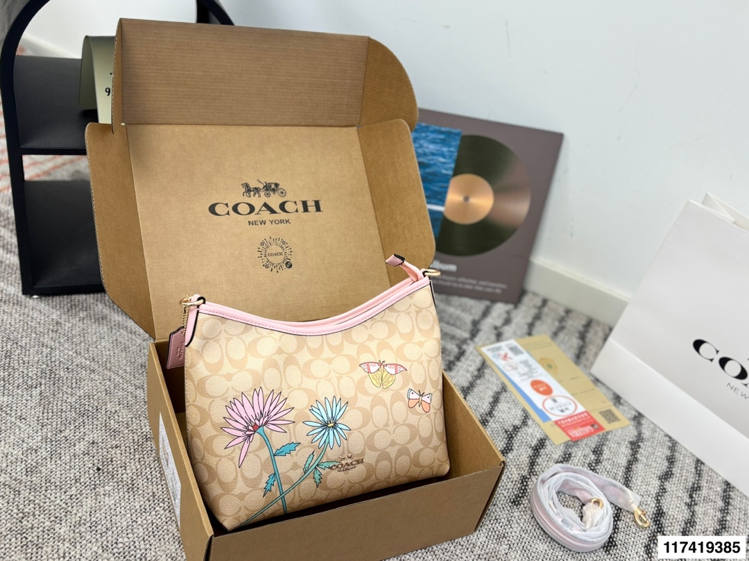 Coach P140 size 30 20 Laurel Bag