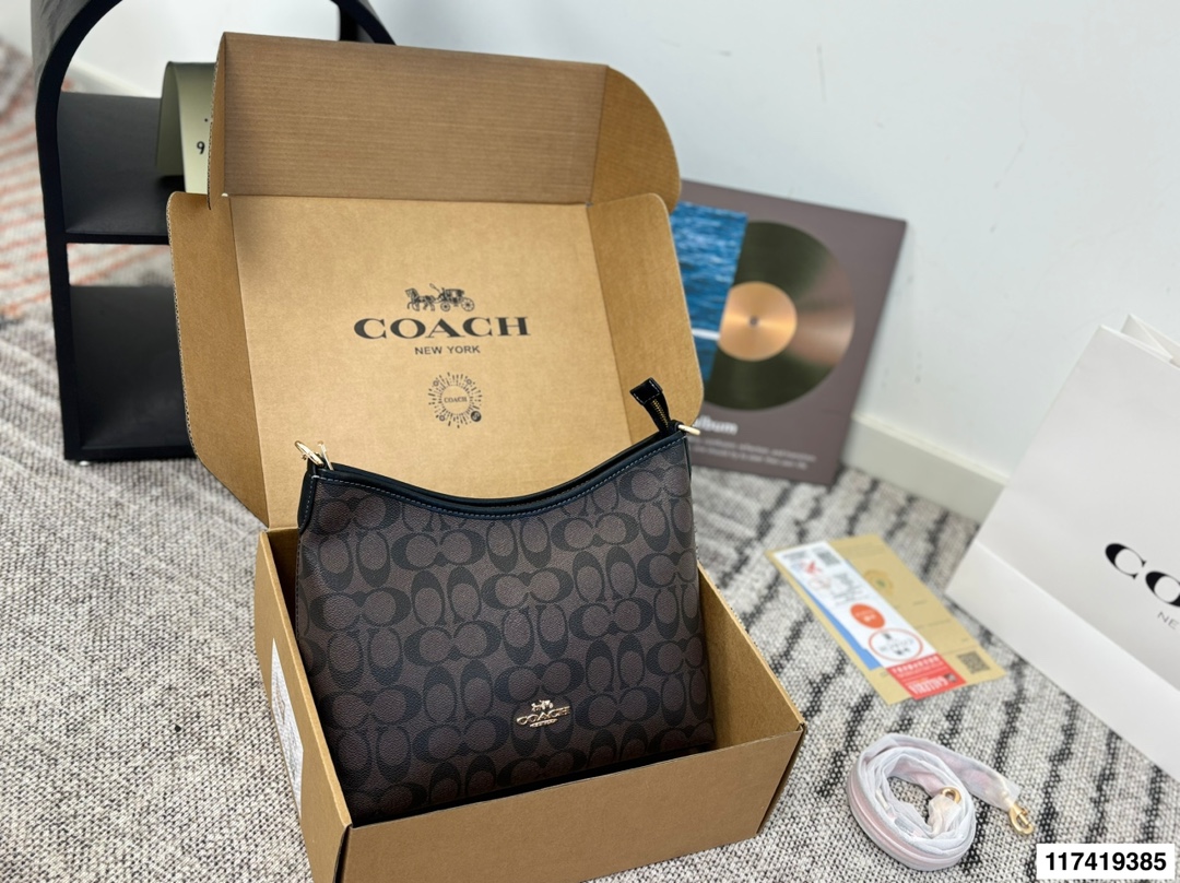 Coach P140 size 30 20 Laurel Bag