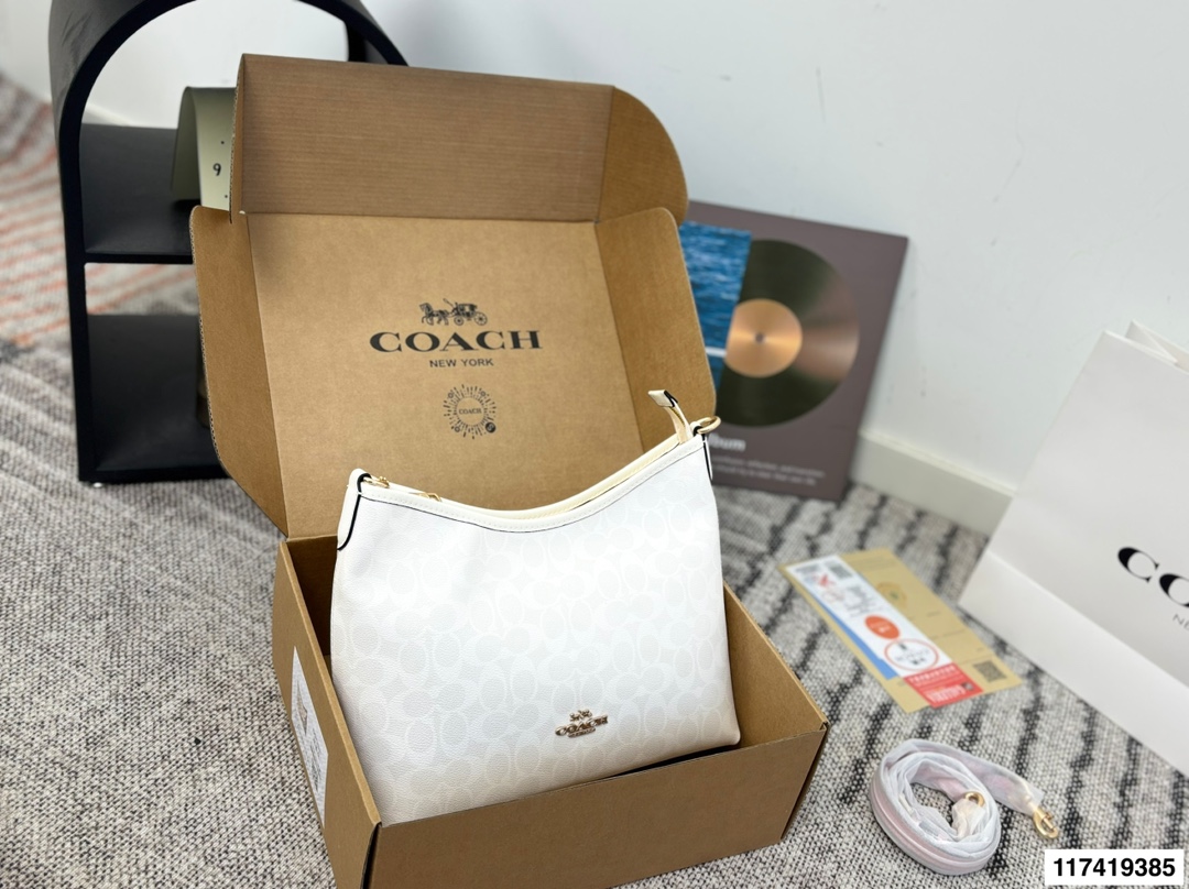 Coach P140 size 30 20 Laurel Bag