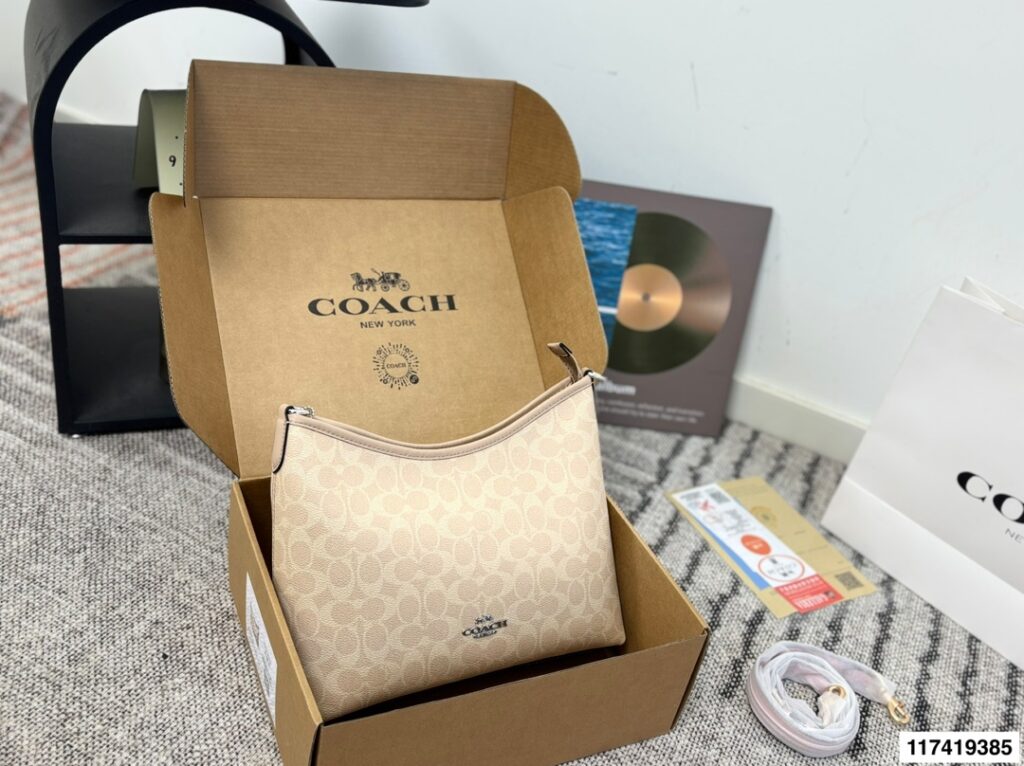 Coach Laurel Crossbody Bag 30 x 20 cm editorial product context 3