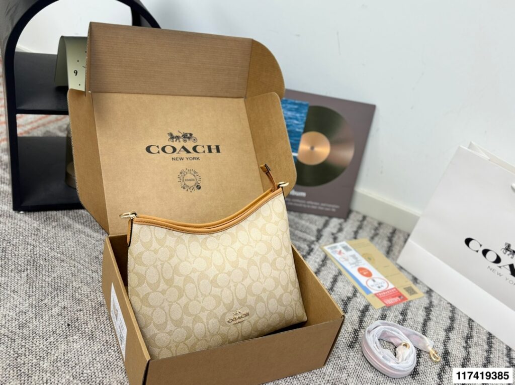 Coach Laurel Crossbody Bag 30 x 20 cm editorial product context 2