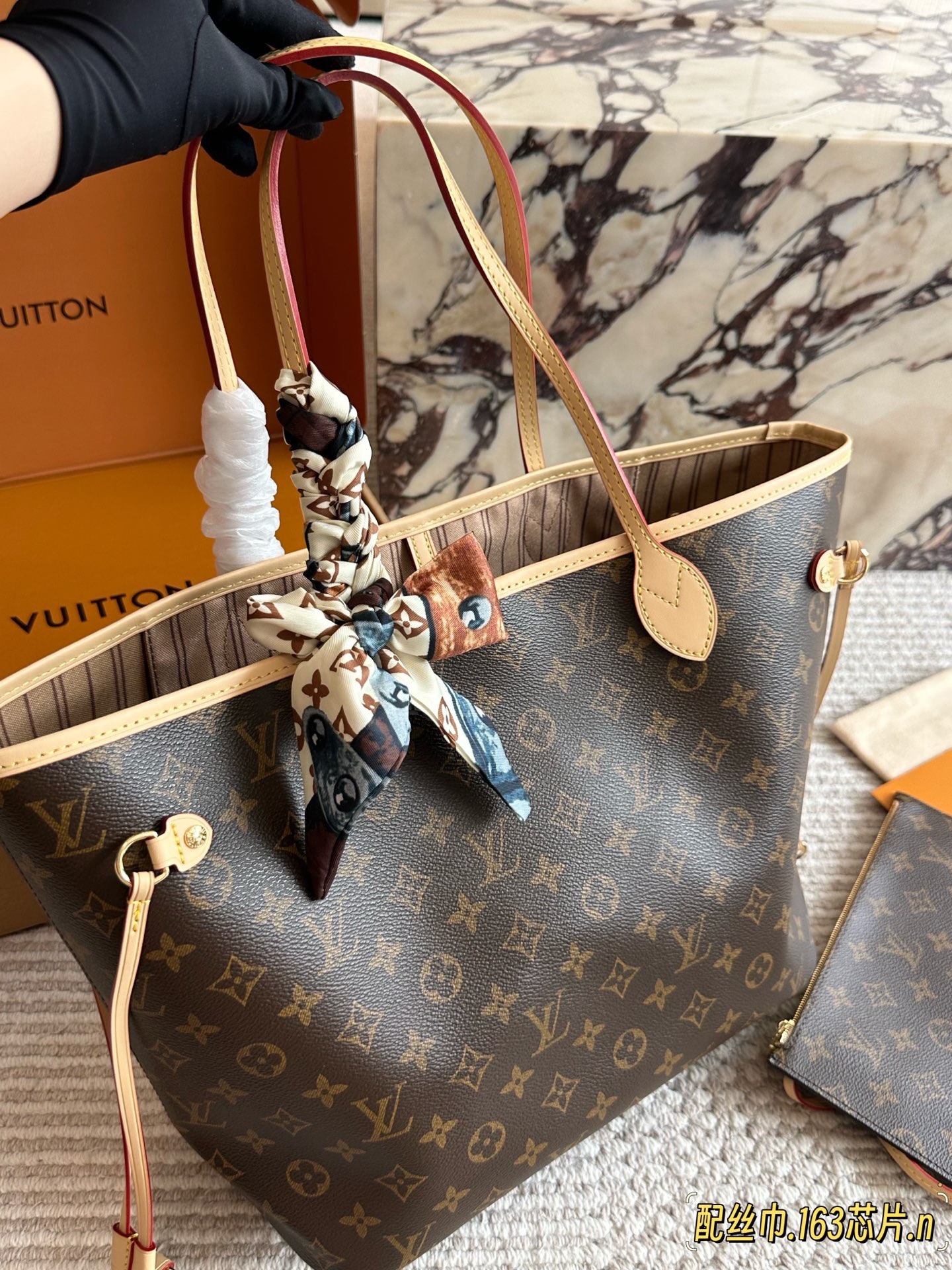 Louis Vuitton Neverfull clutch