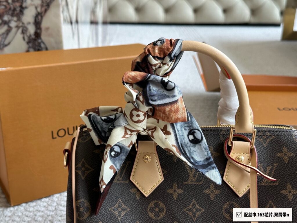 Louis Vuitton Speedy25 Bag 25 cm editorial product context 2