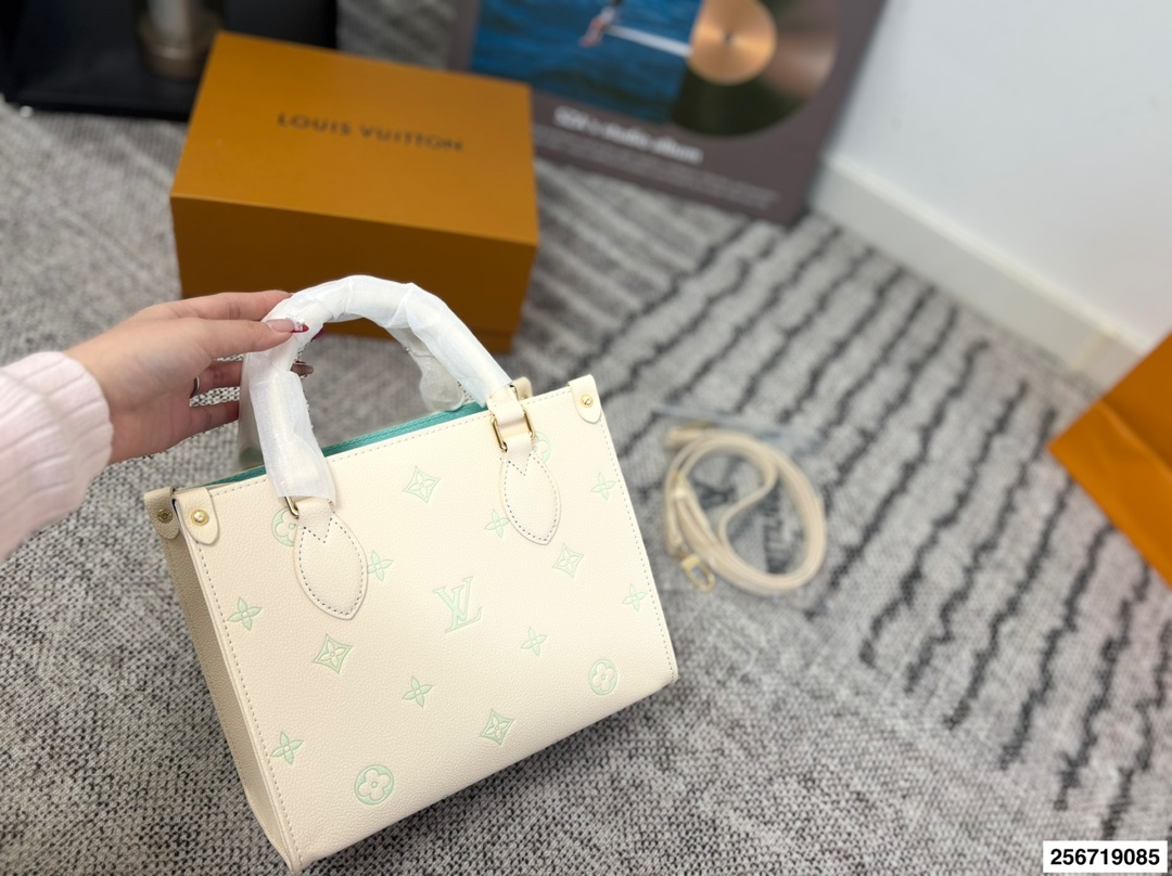 Louis Vuitton p110 Onthego VLL litton Logo Tote Bag