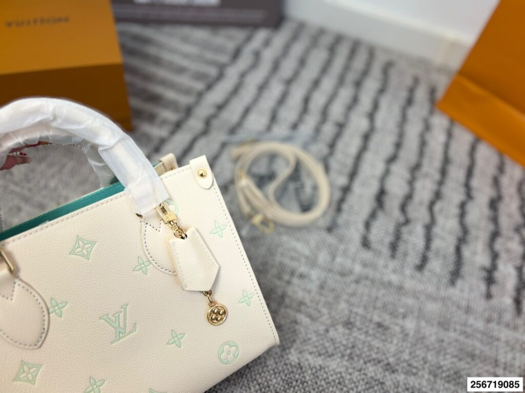 Louis Vuitton Onthego Vll Litton Logo Tote Bag 25 cm editorial product context 2