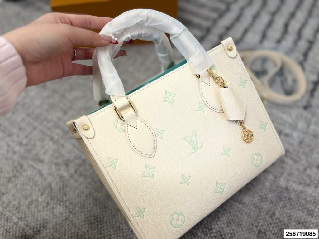 Louis Vuitton Onthego Vll Litton Logo Tote Bag 25 cm editorial product context 3