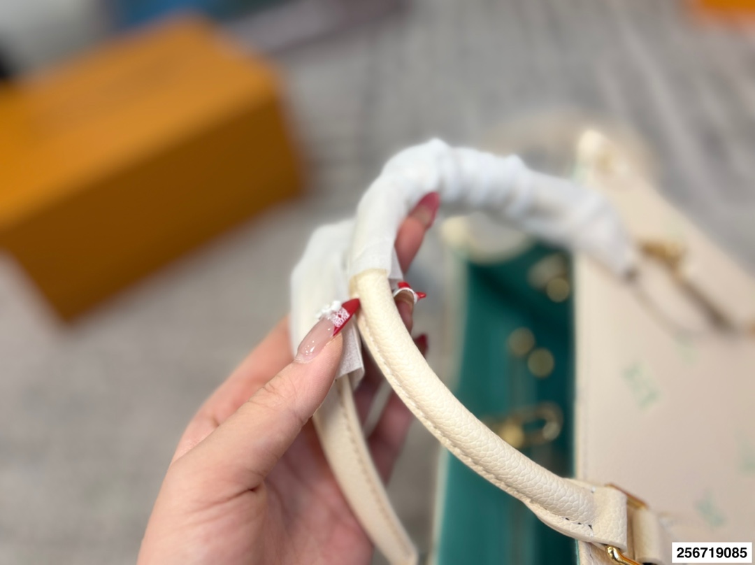 Louis Vuitton p110 Onthego VLL litton Logo Tote Bag