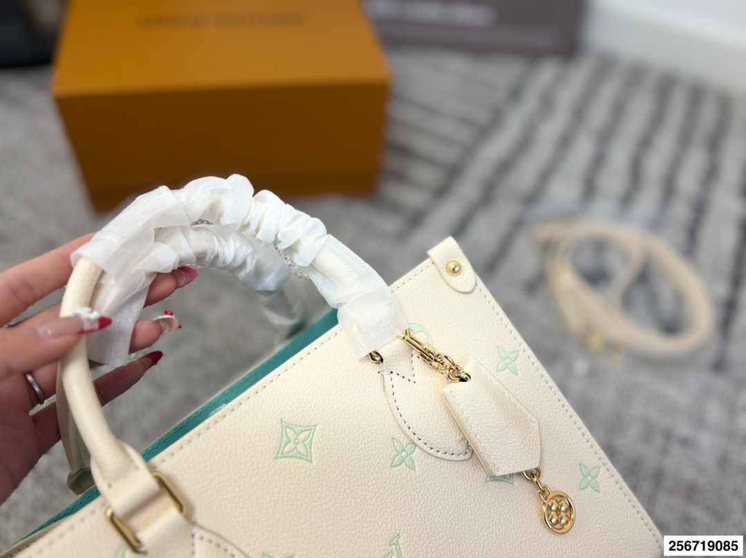 Louis Vuitton p110 Onthego VLL litton Logo Tote Bag