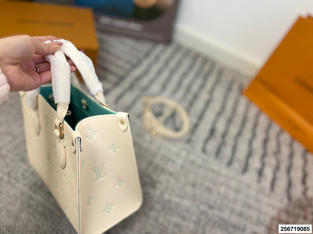 Louis Vuitton p110 Onthego VLL litton Logo Tote Bag