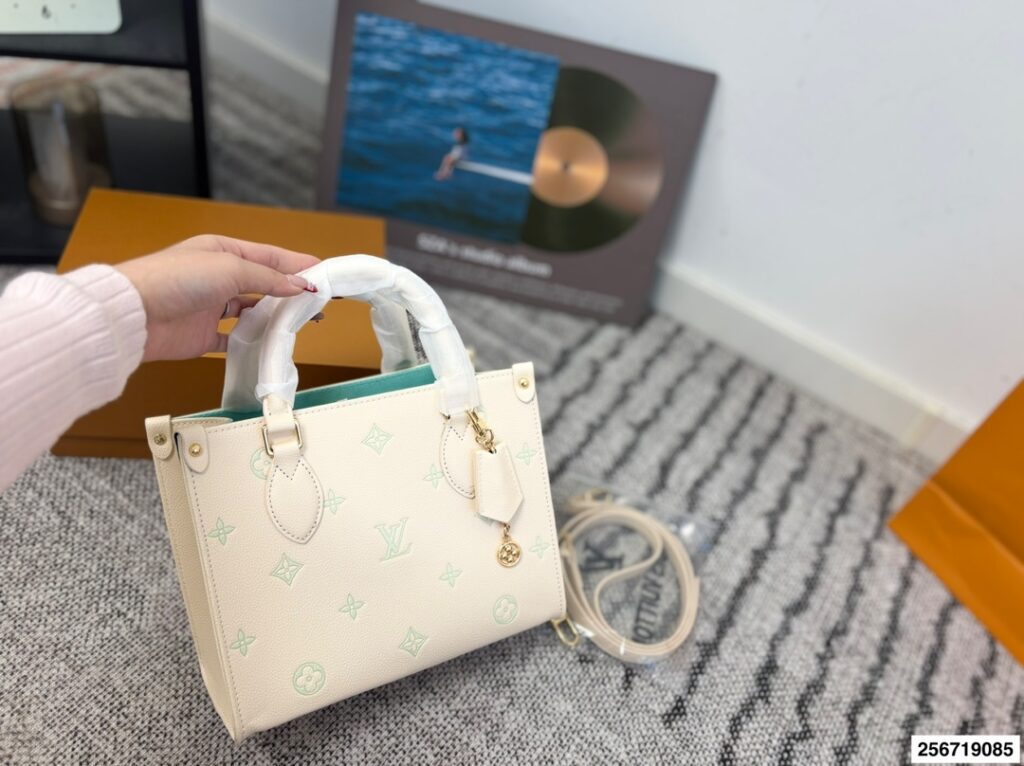 Louis Vuitton Onthego Vll Litton Logo Tote Bag 25 cm editorial product context 1