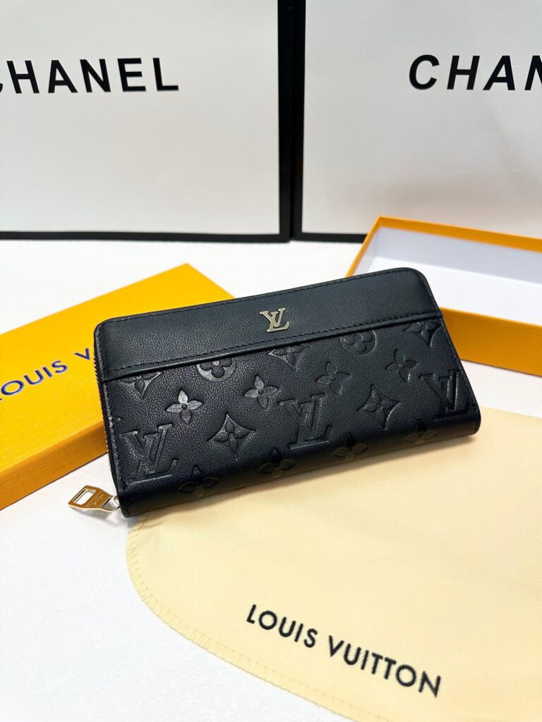 Louis Vuitton Black Leather Clutch 20 x 10 cm editorial product context 2