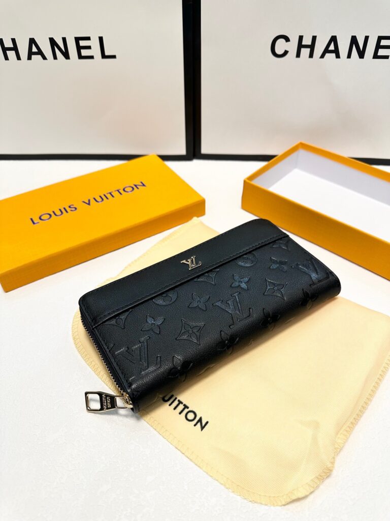 Louis Vuitton Black Leather Clutch 20 x 10 cm editorial product context 1