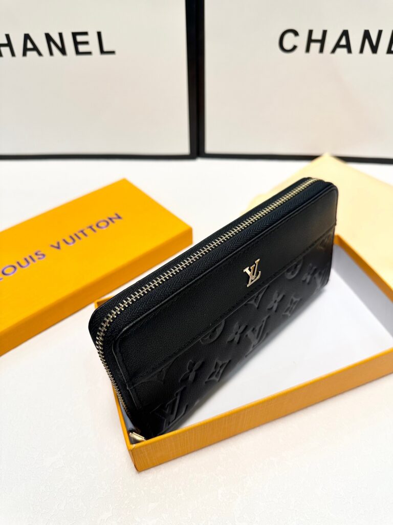 Louis Vuitton Black Leather Clutch 20 x 10 cm editorial product context 3