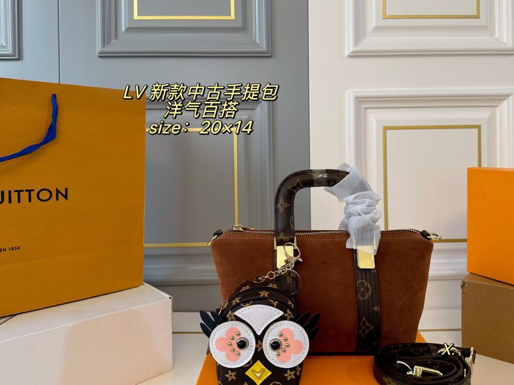 Louis Vuitton Crossbody Bag 20 x 14 cm editorial product context 1