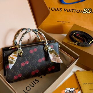 Louis Vuitton P130 size 24 13 onthego Wallet