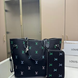 Louis Vuitton p205 108 33 29 Blason LV25SS Tote Bag