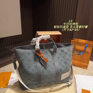 Louis Vuitton P240 42 35 Week END Monogram Tote Bag