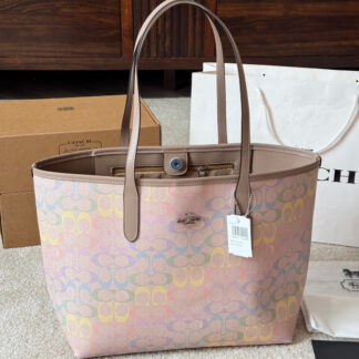 Coach p140 city size 33 27 logo Tote Bag