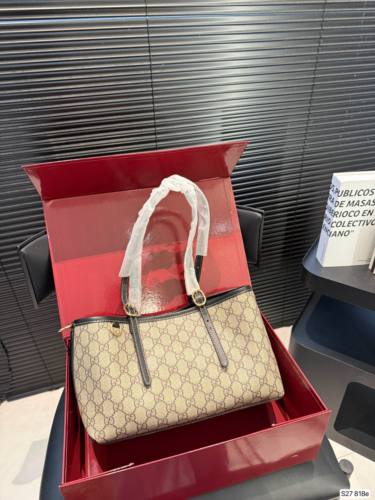 Gucci Emblem 30 18 818 Tote Bag