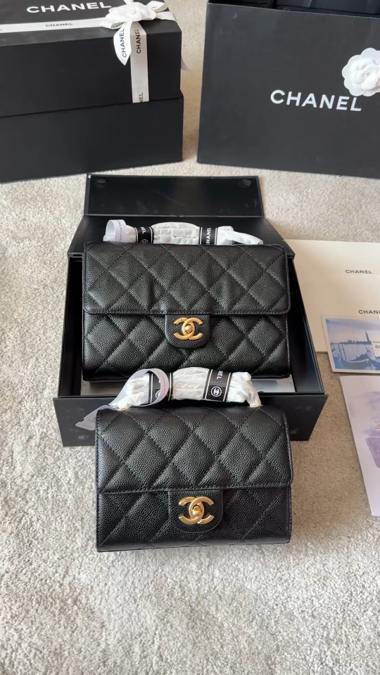 Designer Material Calfskin Hardware Gold tone Pattern Clutch 1.9 x