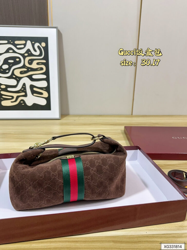 Gucci Wallet editorial product context 1